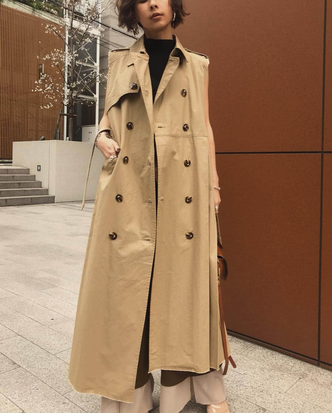 黒石奈央子さんのインスタグラム写真 - (黒石奈央子Instagram)「あめりふく . CUT OFF TRENCH VEST ¥20300+tax 4/9 HEM LAYERED FLARE PT ¥15700+tax 4/9 BUSTIER DOCKING KNIT ¥13800+tax 4/12 SANDAL  夏アイテム . . トレンチワンピをベストにして着るとこんな感じだよ！ 下に着てる、ビスチェドッキングトップスゲットしたんだ♫ レイヤードパンツもカーキをゲット♫このベストとのコーデがとってもお気に入りなのだ！ .  @ameri_shinjuku @amerivintage @ameri_daikanyama #ameri#amerivintage #fashion #coordinate#ootd#outfit#osanposnap #705_outfit #大人ファッション #大人コーディネート #大人スタイル #modestyle #modefashion#modecasual」4月7日 18時52分 - blackstone705