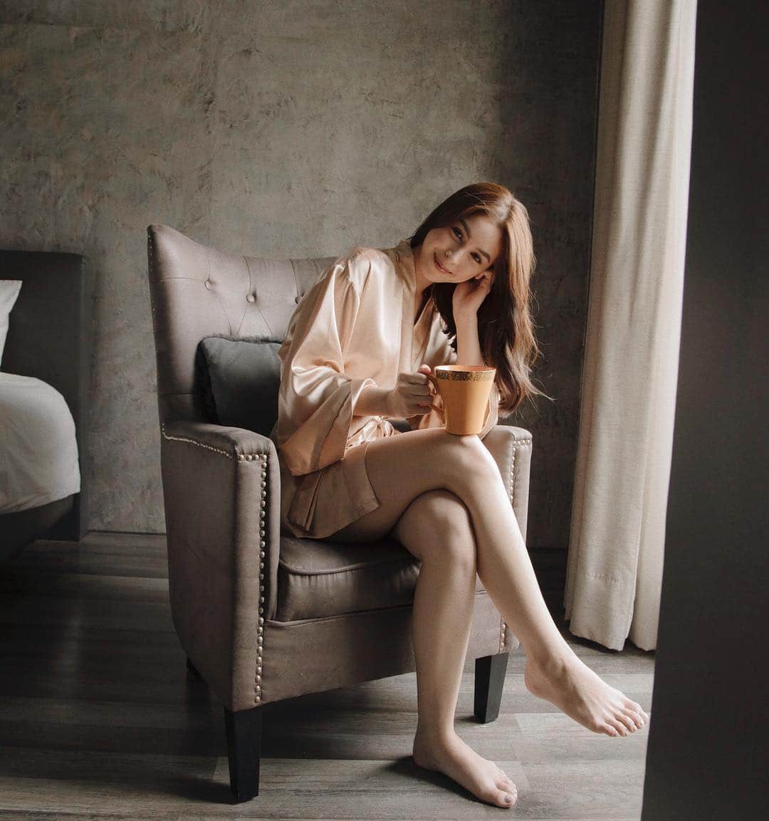 ジュリア バレットのインスタグラム：「Weekends with my favorite cup. ☕️ #KopikoBrownCoffee #SaktongTimplaKayaMasarap」