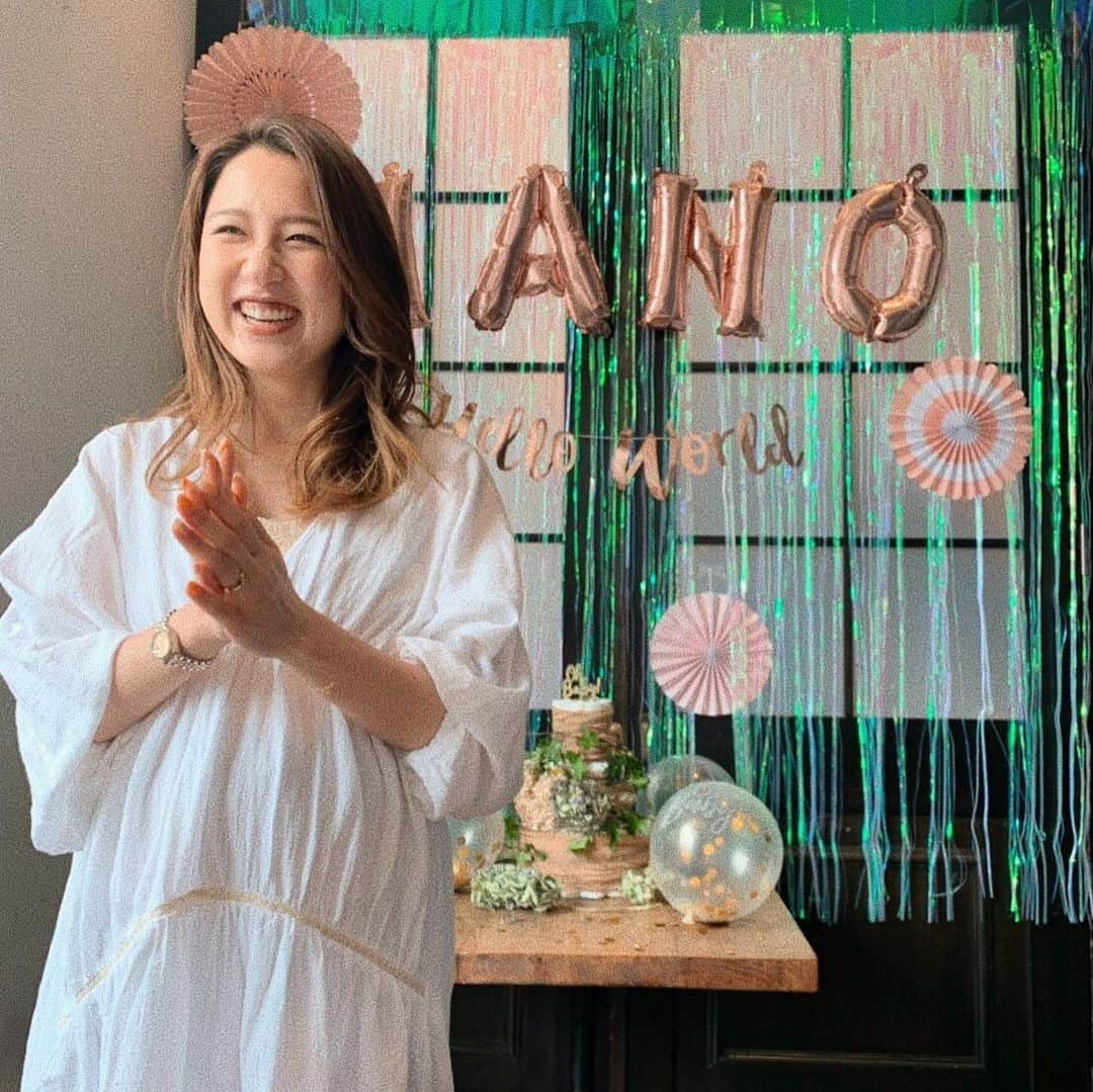 斎藤菜々子さんのインスタグラム写真 - (斎藤菜々子Instagram)「. みんながsurpriseでbaby showerしてくれた👶🚿 みんな居てびっくり🥺 後からさっきバイバイしたばっかの旦那も来てくれて 頭の中⁉️でした。 本当に色々ありがとう🌈 ご飯も美味いし楽しかったし子供達は可愛いし❤️ 最高すぎる思い出になったなぁ〜❤️ もう君は2700g超えてるんだってよ〜🤰 いつでも産まれてきていいよ〜👶🌈 みんな待ってるよ💜 #babyshower #美女ばっかの自慢の友達 #mamagirl」4月7日 18時53分 - nanacoco.7