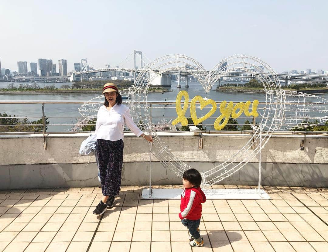 庄司ゆうこさんのインスタグラム写真 - (庄司ゆうこInstagram)「今日はお台場でランチしてウォーキング🤗 ポカポカ天気だったからテラス席でのランチは暑かったくらい(^_^;) お台場周辺ひたすら歩いてなんとか1万歩達成‼️ そのあとは白金にある美容院クーブルで軽くトリートメント✨美容師さんから出産お祝い頂きました✨ さぁ、明日はどこ歩こうかなぁ〜^ ^ #お台場#お台場ランチ#ピザ#パスタ#テラス席#ポカポカ天気#スタバ#アイスラテ#たこやきミュージアム#で#たこ焼き#も#食べてしまった#ソフトクリームは#我慢した#白金#美容院#クーブル#トリートメント#出産祝い#ありがとうございます#臨月#まだまだ産まれません#初産#高齢出産#なかなか大変です#涙」4月7日 18時54分 - yuko.shoji