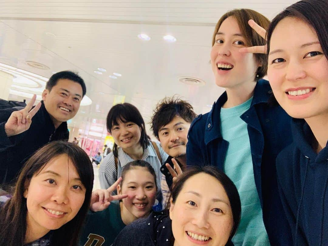 大山加奈さんのインスタグラム写真 - (大山加奈Instagram)「. . チャレンジワールド 春休みバレーボールキャンプ 大阪発着回‼︎ 今回も北海道から沖縄まで 全国各地からたくさん集まってくれました‼︎ . . ちょっとおとなしめな子が 多かったけど みんなとても一生懸命で 上手でした‼︎ . . 男の子ひとりだけだったのに それでも‼︎と参加してくれたのも とてもとても嬉しかったです‼︎ . . みんなにとって 特別な思い出として残る 2日間になっていたら 嬉しいです‼︎ . . チャレンジワールドの スタッフのみなさんは もうファミリーのような感じで 毎回毎回大爆笑‼︎ . この歳になると日常で 爆笑することってあんまりないけど キャンプ中はつねに 爆笑している気がします笑。 . . 毎回毎回最高な時間を ありがとうございます😊‼︎. . . 夏休みは2泊3日のキャンプ‼︎ またみんなと一緒に バレーボールができるのを 楽しみにしています‼︎ . . #チャレンジワールド  #バレーボールキャンプ  #バレーボール合宿 #バレーボール教室」4月7日 18時54分 - kanaoyama0619