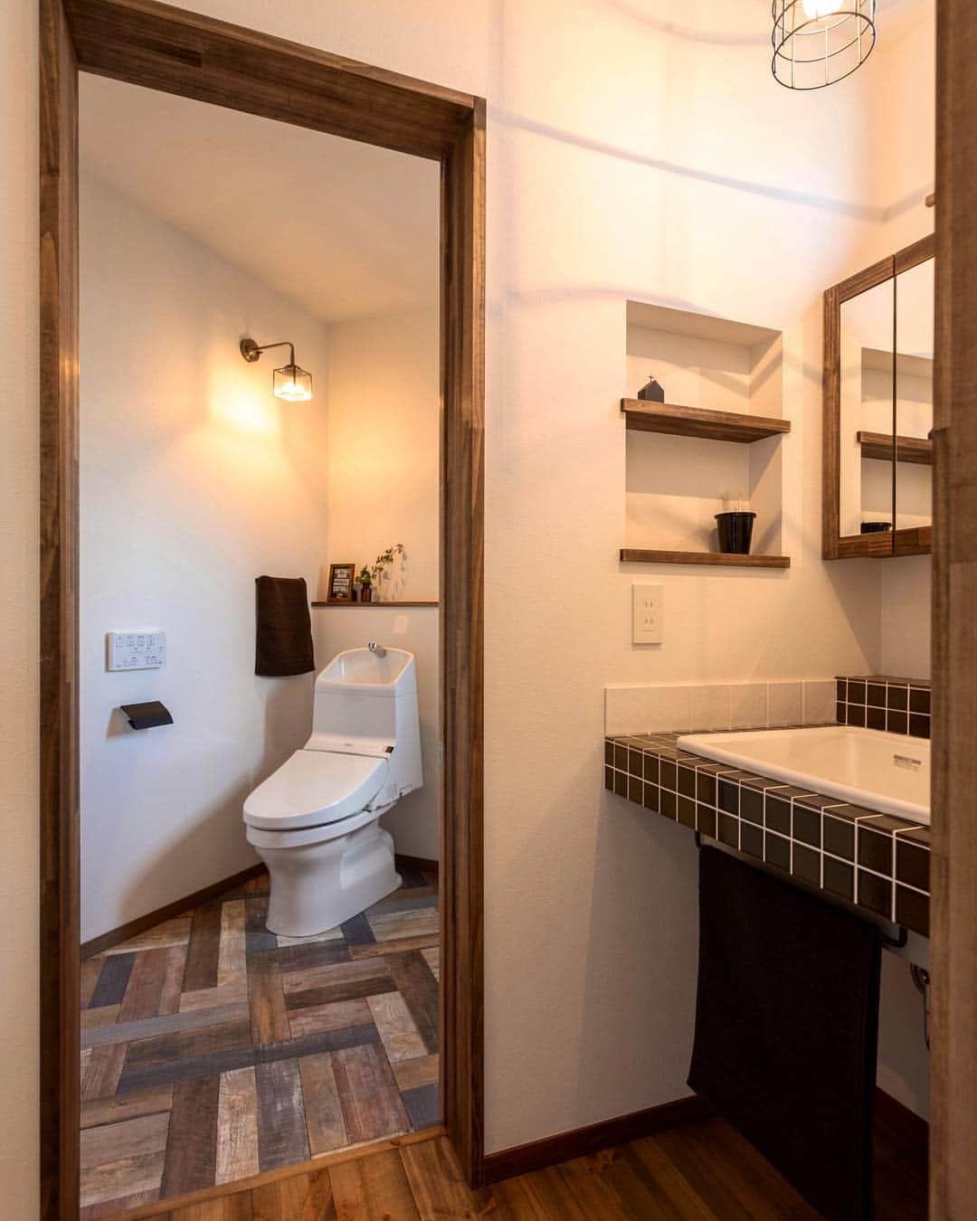 インテリアショップとつくる家 ZEST houseさんのインスタグラム写真 - (インテリアショップとつくる家 ZEST houseInstagram)「変形した敷地の形状を活かし広めに確保した１Ｆのお手洗い。 木調デザインの床はお手入れのしやすいＣＦシートです。 トイレ横に設けた洗面台は、モスグリーンのタイルを使い渋カッコよく仕上げました★ ↩︎ ↩︎ ------------------------------------ 資料請求 家づくりの資料請求はこちらから ↓↓↓ @zest_design_house_info ↩︎ ↩︎ ------------------------------------ ↩︎ ------------------------------------ もっと施工事例を見たい方はこちら ↓↓↓ ゼスト倉敷オフィス(岡山県) @zest_design_house ↩︎ ↩︎ ゼスト本社(熊本県) @zest_headoffice ↩︎ ------------------------------------ ↩︎ ↩︎ #トイレインテリア #シンプルライフ #洗面台 #洗面所 #洗面所インテリア #ナチュラルインテリア #インテリア雑貨 #sanitary #かわいい家 #マイホーム #myhome #マイホーム計画 #木の家 #自然素材の家 #工務店 #岡山県 #ゼスト倉敷 #カフェ風インテリア #注文住宅 #リノベーション #リフォーム #家づくり #デザイン住宅 #新築マイホーム #飾り棚 #鏡 #収納 #施工事例」4月7日 19時00分 - zest_design_house