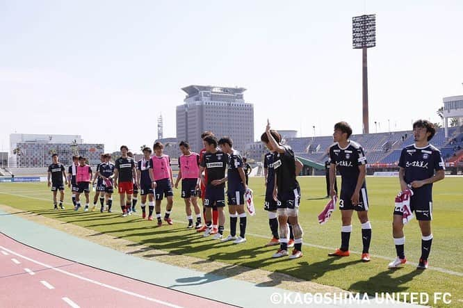 堤俊輔さんのインスタグラム写真 - (堤俊輔Instagram)「第8節 vs大宮戦  試合結果 0-2。  負けは負けだし、プロとして結果は大事だけど、少しずつチームは良くなってる。  下を向いてる時間はないし、次の試合はまたすぐに来るから、監督、チームの仲間を信じてブレずにやっていく❗️ サポーターの皆さんには悔しい思いばかりさせてしまっているけど、監督とチームを信じて応援してくれたら嬉しいです✨  今日もたくさんの応援ありがとうございました🙇‍♂️ オール鹿児島で頑張りましょう❗️ #サッカー  #Jリーグ  #鹿児島ユナイテッドFC #鹿児島 #soccer  #jleague  #kagoshimaunitedfc #kagoshima #堤俊輔  #ツツスタグラム  #チェストー！ #勝手に鹿児島大使 #ttmproject  #共につなぐ未来  #チャリティtシャツ #第8節 #vs大宮戦  #白波スタジアム #応援ありがとうございました #オール鹿児島」4月7日 18時55分 - shunsuketsutsumi.19