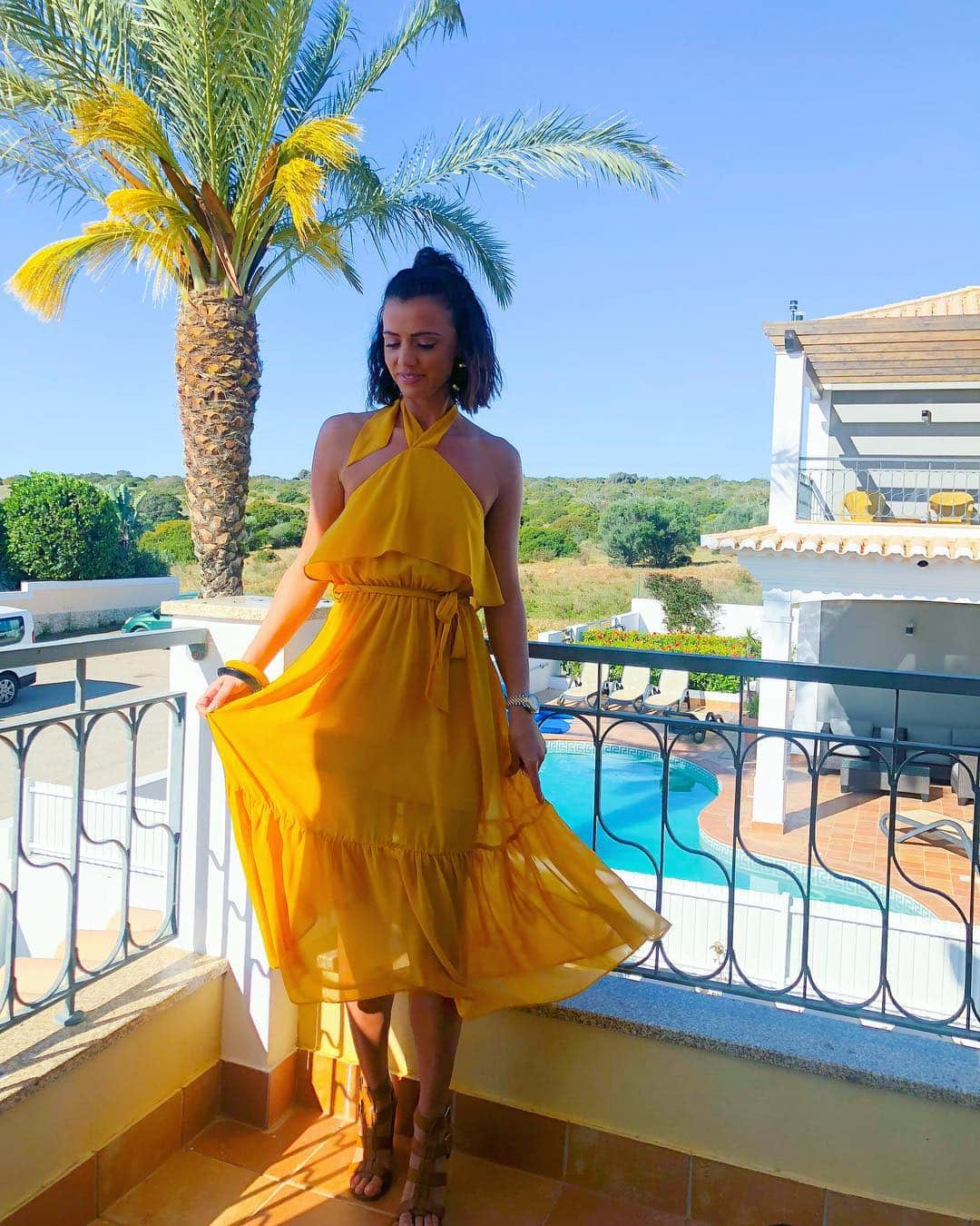 ルーシー・メックレンバーグさんのインスタグラム写真 - (ルーシー・メックレンバーグInstagram)「💛🌞Create your own sunshine 🌞💛 —————————————————————————— PS the weather in Portugal has turned horrendous 😫🤦🏽‍♀️ ideas of what to do for the whole family when it’s pouring with rain ☔️ 🌧」4月7日 18時56分 - lucymeck1