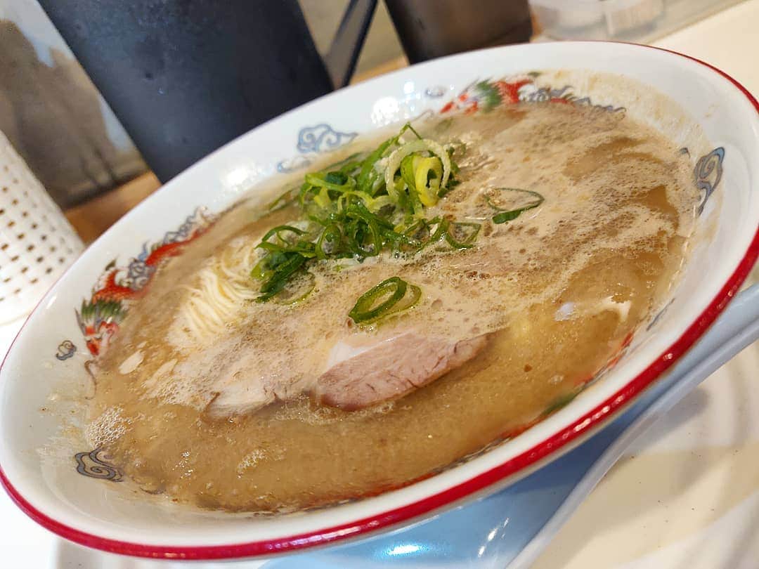 のインスタグラム：「＿＿＿＿＿＿＿＿＿＿＿＿＿＿＿＿＿ 🍜：ラーメン 🏠：八ちゃんラーメン新横浜ラーメン博物館(新横浜) ￣￣￣￣￣￣￣￣￣￣￣￣￣￣￣￣￣ 【新横浜で薬院を思い出す】 ちょっと前に薬院本店の八ちゃんラーメンを食べてから、ラー博のはどうなんだろう。という疑問が芽生えて、確認しに新横浜へ。とんこつパイセンにお付き合いいただき久ラー博へ。食券買って、麺の硬さを聞かれずに… . ちゃっくどぉ〜ん！！ . 麺の好みは自己申告制ですね。丼が違えど本店とほぼ変わらない印象。麺がちょいと加減が違うかなってくらい。胡椒もしっかりと振られてナイス泡っぷり。雰囲気は違えど八ちゃんを味わえることは間違いなしでございました。」
