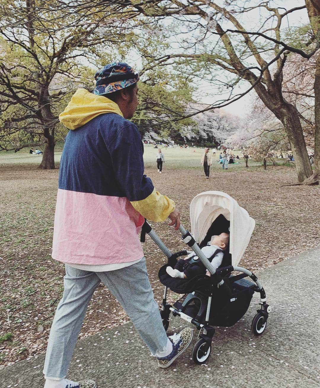 長屋なぎささんのインスタグラム写真 - (長屋なぎさInstagram)「家族3人でお散歩お花見♡ 今日はポカポカ暖かくて気持ちよかった♡  ______________________________________________________ #baby#babyboy#newborn#love#family#男の子ママ #息子#39週#誕生#赤ちゃん#あかちゃんのいる生活#出産#fashion#outfit」4月7日 18時58分 - nagisanagaya