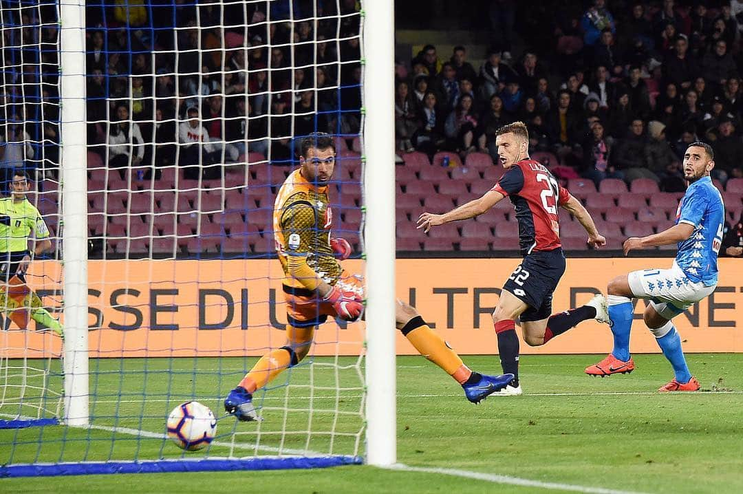 ジェノアCFCさんのインスタグラム写真 - (ジェノアCFCInstagram)「🔴🔵 L'assist al bacio è di #Pandev, il gol al volo di #Lazovic è spettacolare. Il Genoa non molla! 👊🏻 #NapoliGenoa ⚽️」4月8日 5時47分 - genoacfc