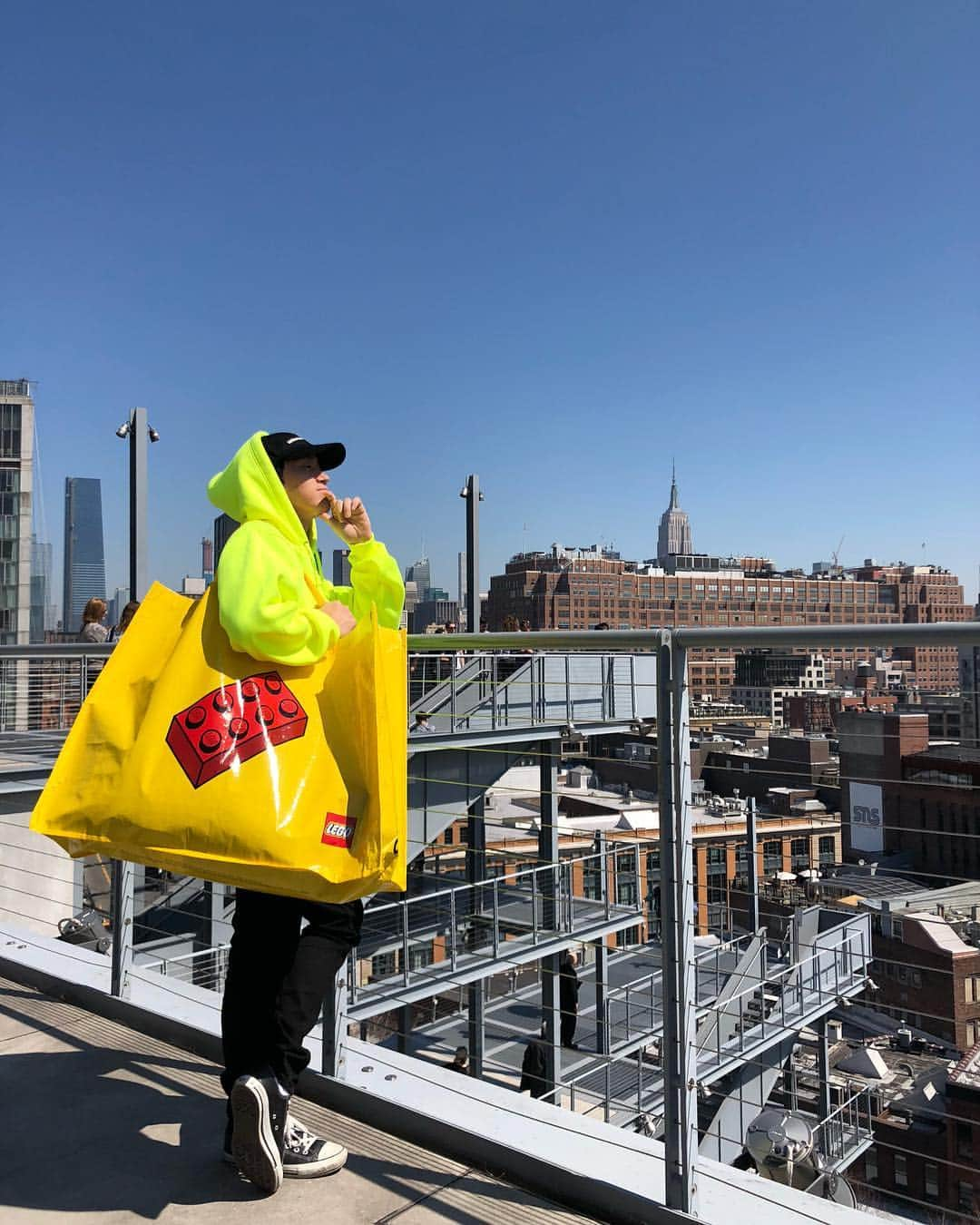 TABLO さんのインスタグラム写真 - (TABLO Instagram)「Bucket list no. 3625 & 3626: Take a picture in New York next to a Statue of Liberty hand built out of lego ✔️ take a picture at the Whitney with a huge lego bag ✔️ 👉 Tag a friend who lives in NYC! Epik High at Terminal 5 tonight!!! #nyc #newyork #뉴욕 #lego #terminal5」4月8日 5時51分 - blobyblo