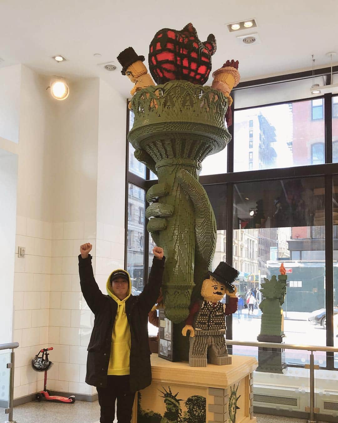 TABLO さんのインスタグラム写真 - (TABLO Instagram)「Bucket list no. 3625 & 3626: Take a picture in New York next to a Statue of Liberty hand built out of lego ✔️ take a picture at the Whitney with a huge lego bag ✔️ 👉 Tag a friend who lives in NYC! Epik High at Terminal 5 tonight!!! #nyc #newyork #뉴욕 #lego #terminal5」4月8日 5時51分 - blobyblo