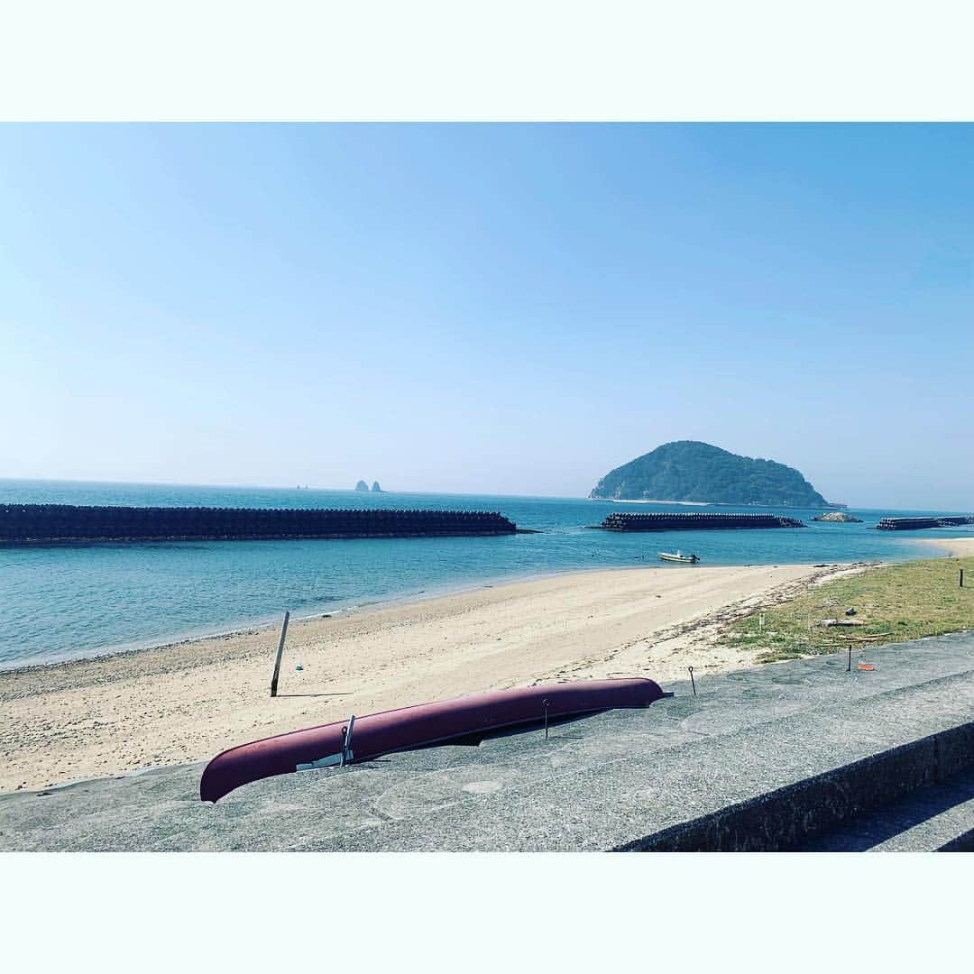 田澤友子さんのインスタグラム写真 - (田澤友子Instagram)「松山市内から車で30分程の、 絶景を眺められる素敵なご自宅での打ち合わせ。 ・ 今月、この浜辺で行われるウェディングの お手伝いをさせて頂くことになりました。 ・ しかも、初めての大役を仰せつかることに… ドキドキ。。 ・ ・ それにしても、この素晴らしいロケーション！ ・ 東京から移住された新郎様こだわりの、 海に面した素敵なお住まい。 ・ 毎日がリゾートホテルにいるようで、 この絶景をぼーっと眺めているだけで 心身ともに毎日癒されそうです。 ・ ・ 「愛媛には、癒しの磁場がある」 ・ そんな言葉を思い出しました。 ・ ・ #北条海岸 #北条 #松山市 #松山 #愛媛 #朝日と夕日が見られる生活 #デザイナーズ住宅  #別荘として借りている人が多いとか #憧れのハンモック #カーテンも不要 #癒し  #瀬戸内 #瀬戸内海 #シーサイド  #シーサイドウェディング #手作りウェディング  #ウェディングプロデュース #ウフウェディング #oeufwedding」4月8日 4時36分 - tomo_tazawa