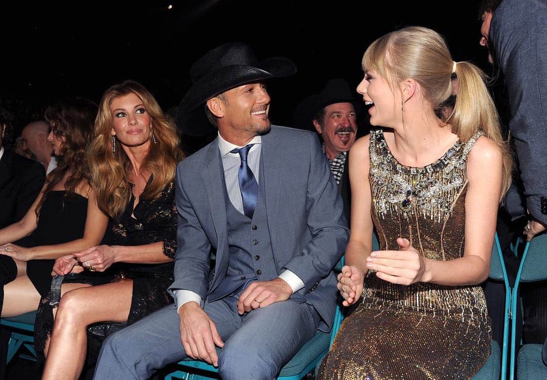 E! Onlineさんのインスタグラム写真 - (E! OnlineInstagram)「But when you think "Tim McGraw" we hope you think of these photos from #ACMAwards past. (📷: Getty Images)」4月8日 4時36分 - enews