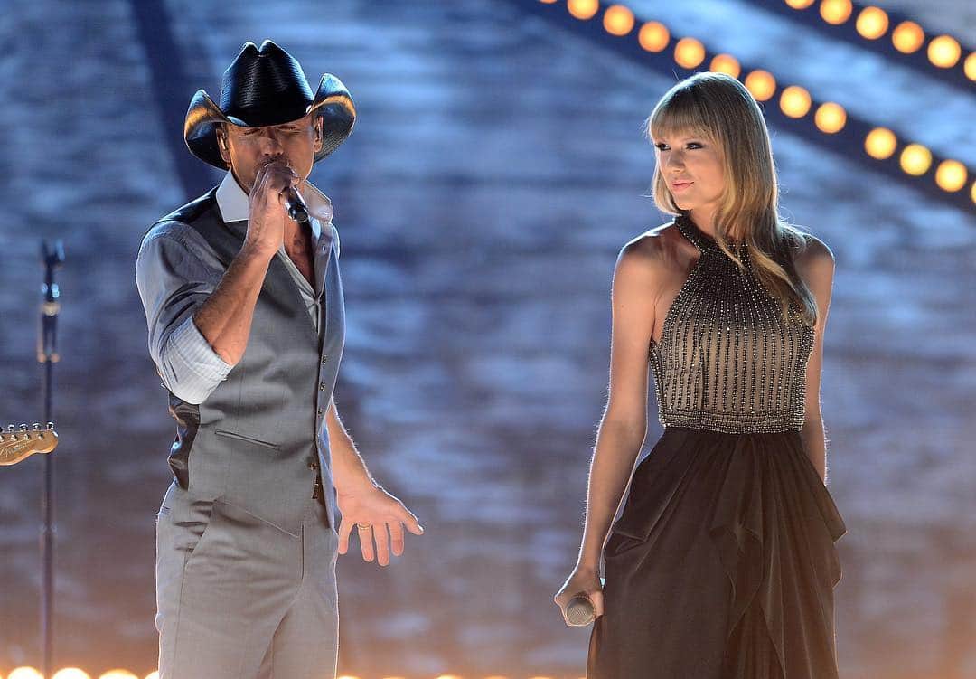 E! Onlineさんのインスタグラム写真 - (E! OnlineInstagram)「But when you think "Tim McGraw" we hope you think of these photos from #ACMAwards past. (📷: Getty Images)」4月8日 4時36分 - enews