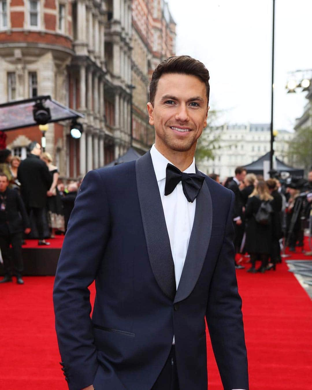 チェスターバリーさんのインスタグラム写真 - (チェスターバリーInstagram)「@rfleeshman looking very suave in Chester Barrie on the red carpet at the @olivierawards 2019 with @mastercarduk this evening. . . . . #CBstyle #SavileRow #tailoring #menswear #suit #mensfashion #style #chesterbarrie #Britishfashion #formalsuit #formalsuit #formalwear #redcarpetready #blacktie #dinnerjacket #tuxedo #olivierawards #royalalberthall #redcarpetstyle #redcarpet #olivierawards2019 #mensstyle #london #theatre #richardfleeshman」4月8日 4時29分 - chester_barrie