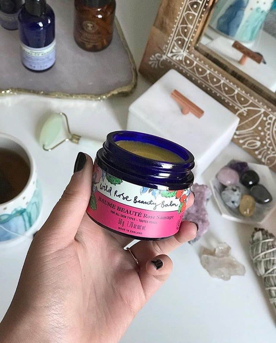Neal's Yard Remediesさんのインスタグラム写真 - (Neal's Yard RemediesInstagram)「#SelfCareSunday courtesy of Wild Rose Beauty Balm. Tonight we’ll be using it as an overnight nourishing mask! How do you use yours?」4月8日 4時39分 - nealsyardremedies