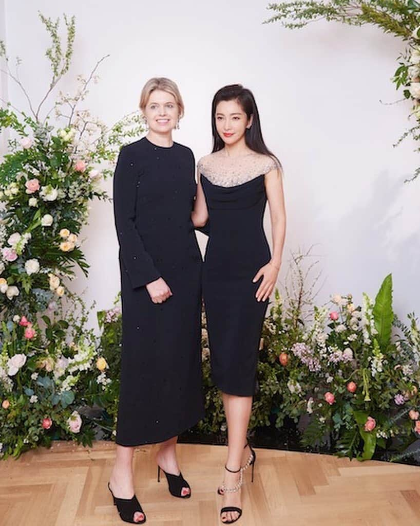 ジェニーパッカムさんのインスタグラム写真 - (ジェニーパッカムInstagram)「Thank you @libingbing for joining us to celebrate the opening of Jenny Packham Shanghai, our second Flagship in China. Li looks beautiful #dressedinjenny wearing the Charisse gown and Valentina cocktail dress from the AW19 Collection XJP #jennypackham #aw19 #shanghaifashionweek #shfw #china #fashionweek」4月8日 4時44分 - jennypackham