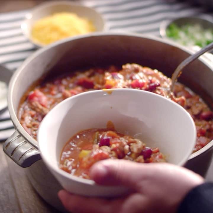 ジョンソンヴィルのインスタグラム：「While #chili snobs will argue over what true chili really is, spend your time enjoying this amazing recipe that brings together many well-loved (if hotly debated) chili ingredients. #Johnsonville Italian #Sausage gives this dish an extra boost of #flavor & #heat that will make all chili fans want more. Recipe at link in bio.」