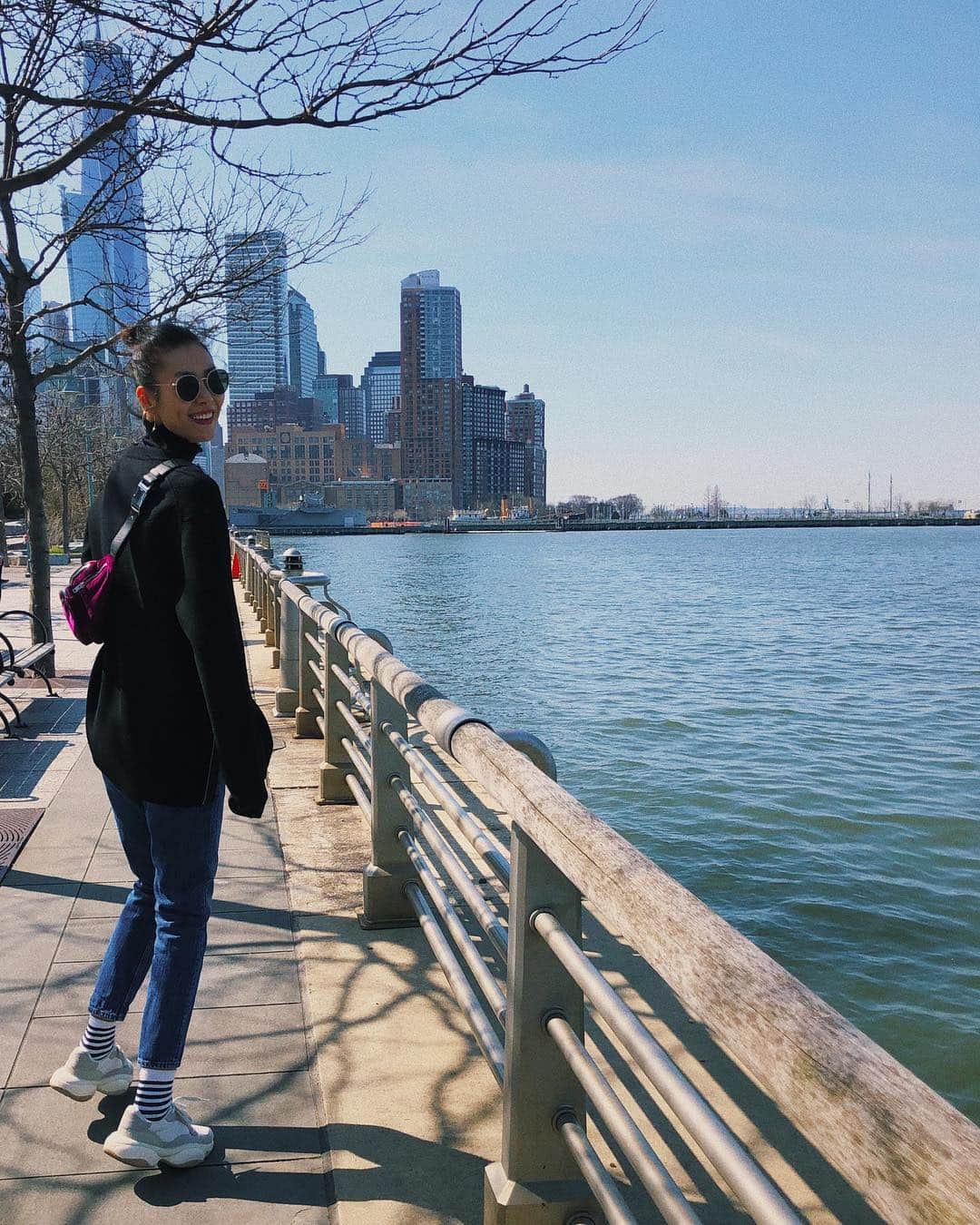リウ・ウェンのインスタグラム：「Visiting the waterfront 🌊」
