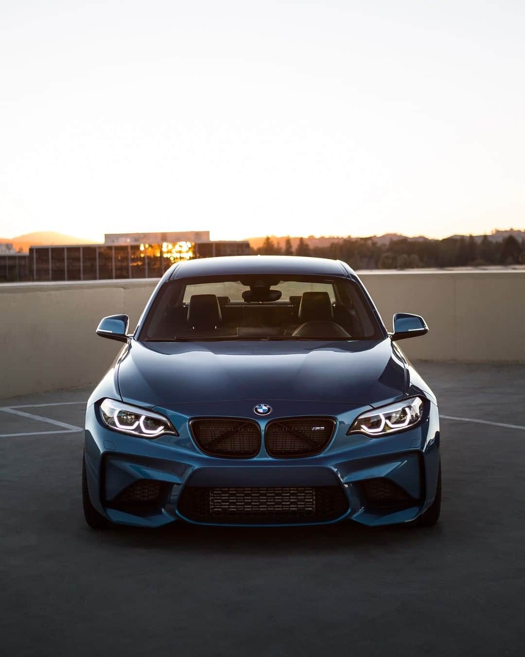 BMWのインスタグラム：「A seductive look. The BMW M2 Coupé. #BMWrepost @ProdigyM2 #BMWM #BMW #M2 __ BMW M2 Coupé: Fuel consumption in l/100 km (combined): 8.5. CO2 emissions in g/km (combined): 199. The values of fuel consumptions, CO2 emissions and energy consumptions shown were determined according to the European Regulation (EC) 715/2007 in the version applicable at the time of type approval. The figures refer to a vehicle with basic configuration in Germany and the range shown considers optional equipment and the different size of wheels and tires available on the selected model. The values of the vehicles are already based on the new WLTP regulation and are translated back into NEDC-equivalent values in order to ensure the comparison between the vehicles. [With respect to these vehicles, for vehicle related taxes or other duties based (at least inter alia) on CO2-emissions the CO2 values may differ to the values stated here.] The values of the vehicles are preliminary. The CO2 efficiency specifications are determined according to Directive 1999/94/EC and the European Regulation in its current version applicable. The values shown are based on the fuel consumption, CO2 values and energy consumptions according to the NEDC cycle for the classification. For further information about the official fuel consumption and the specific CO2 emission of new passenger cars can be taken out of the „handbook of fuel consumption, the CO2 emission and power consumption of new passenger cars“, which is available at all selling points and at https://www.dat.de/angebote/verlagsprodukte/leitfaden-kraftstoffverbrauch.html.」