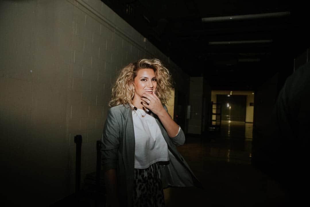 トーライ・ケリーのインスタグラム：「lynchburg, virginia😍💋💖🥰💕🤩♥️ i loved your energy last night!!! thanks for singing so loud✨  only a few more shows left of the #AcousticSessions !  st. petersburg, u nexttttt」