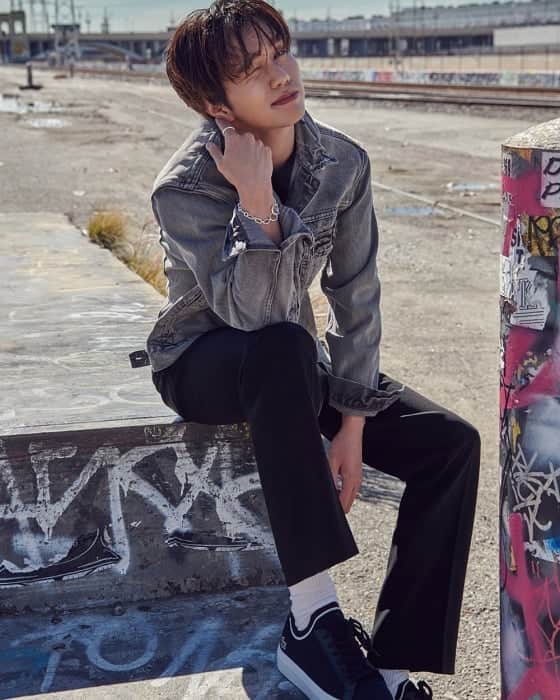 のインスタグラム：「Yoo Seung Ho @dandyoo93 🧡For DAZED Magazine March Issue . . . . . . #유승호 #YooSeungHo#koreanactor  #koreanboy #oppa #asianboy#아지트샵 #추천멘토 #치위생사 #간호사 #직장인부업 #미용인 #미용 #연남동카페 #연남동맛집 #신혼여행 #신혼 #신혼부부 #おしゃれ #オシャレ #いいね返し #フォロー #韓国人 #韓国 #セルカ #自撮り #ファッション #フォロー」