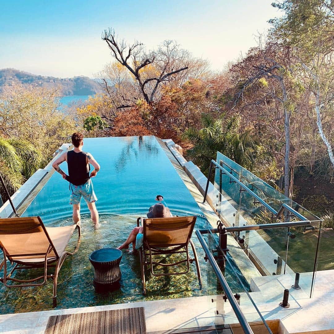 ナッシュ・オーバーストリートさんのインスタグラム写真 - (ナッシュ・オーバーストリートInstagram)「Gotta keep my swim trunks dry! (What was I even doing?) • • • #costarica #vacation #villamanzucr」4月8日 5時22分 - nashoverstreet