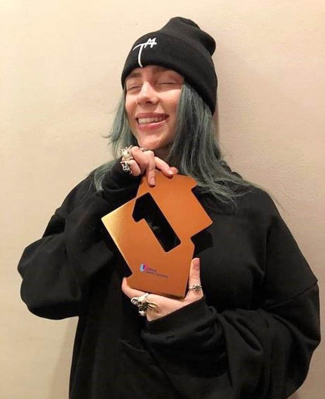 ASCAPさんのインスタグラム写真 - (ASCAPInstagram)「#BillieEilish’s album debuts at #1 on the #Billboard200 & UK charts 👏👏👏 Congrats Billie & @finneas!! #whenweallfallasleepwheredowego」4月8日 5時25分 - ascap