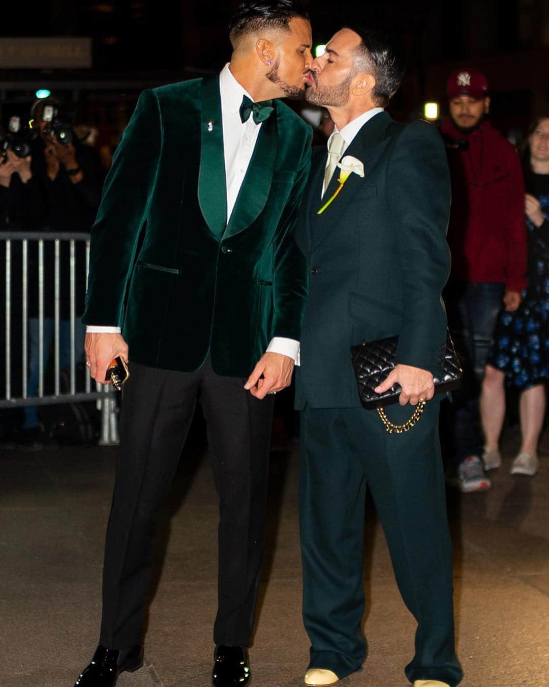 Harper's BAZAARさんのインスタグラム写真 - (Harper's BAZAARInstagram)「Congratulations to @themarcjacobs and his longtime partner @chardefrancesco who tied the knot in New York City last night in front of fashion industry royalty like #KateMoss, #NaomiCampbell and many more. Tap the link in bio to see all the stylish guests.」4月8日 5時37分 - harpersbazaarus