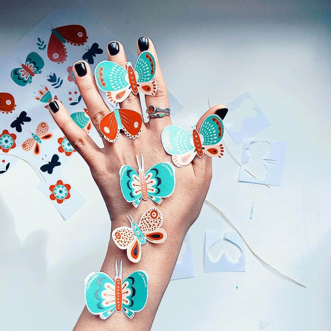 Dinara Mirtalipovaのインスタグラム：「Look what I’m playing with over here 🦋」