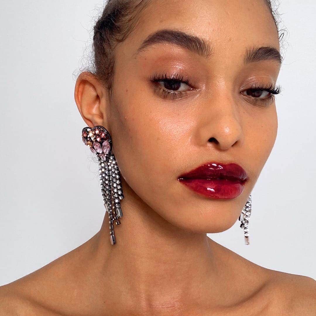 Vogue Beautyさんのインスタグラム写真 - (Vogue BeautyInstagram)「Spring is peeking through these days, and naturally, Instagram feeds presented flora and fauna this week. From high gloss glamour to fresh-faced and glowing beauty looks, tap the link in our bio for the best beauty shares you may have missed from the week. #regram @samile_b」4月8日 5時41分 - voguebeauty