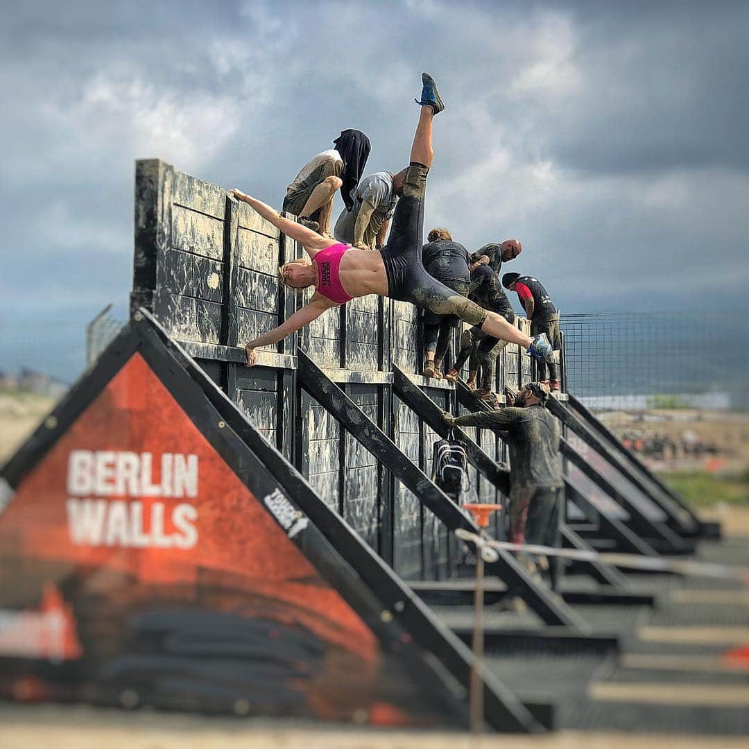 ジェシー・グラフさんのインスタグラム写真 - (ジェシー・グラフInstagram)「Climb the wall. Raise a flag. Leave your mark. #Toughmudder #MudRun #Flag」4月8日 5時41分 - jessiegraffpwr