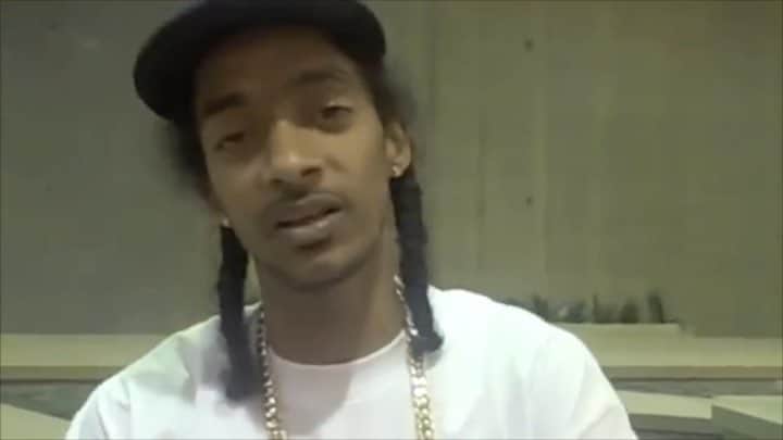 クリス・ファフのインスタグラム：「@nipseyhussle at the Fantasy Factory 10 years ago. Thank you @weworking for sending this amazing footage. This was the first time I met Nip. @weworking brought him by to work on some music and hang out at the Factory. He was such a friendly guy that was always curious and trying to learn and share everything he knew. And he really had some skills on the skateboard!! RIP Nip. Still doesn’t feel real」