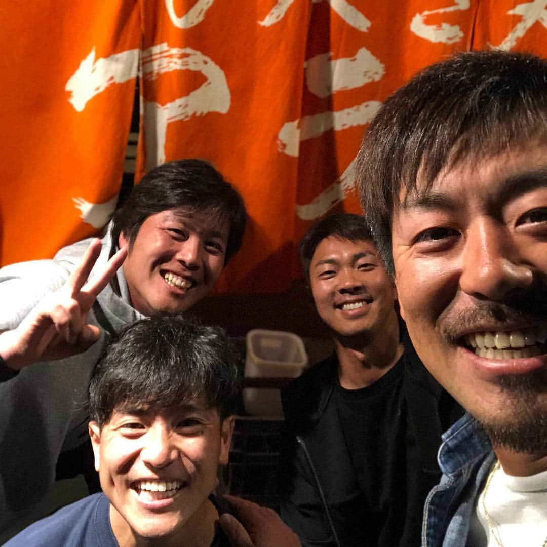 黒羽根利規さんのインスタグラム写真 - (黒羽根利規Instagram)「昨日は西武の同級生2人と藤くんとご飯行ってきましたー😊 十亀の顔の小ささ（笑） ただでさえ小さいのに後ろ下がったら米粒やん🤣 #同級生 #十亀剣 #小石博孝 #藤岡貴裕 #藤くんは２つ下 #久々の #バネフレーム」4月7日 20時53分 - toshiki_k42