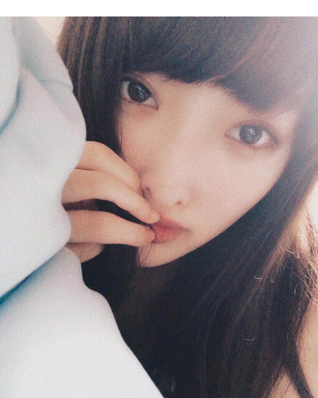 みなみのインスタグラム：「カラコンつけないとキリッとなる  今日はYMT(山戸さん)さんの所に行って トリートメントとカットをしてもらってきた𓆛𓆜𓆝 いつもより多めに頭を横に揺らしながら 帰ってきたよ  ま、全然髪見えないけどさ」