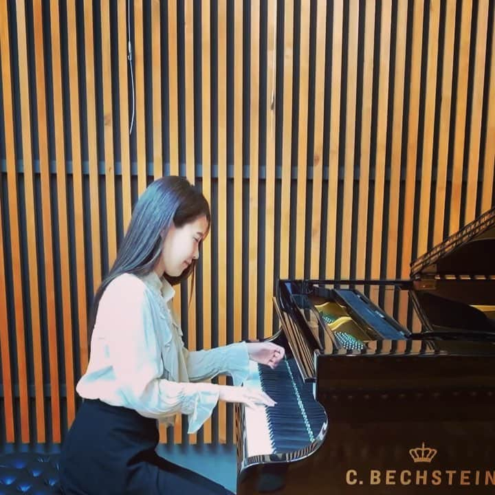 中園理沙のインスタグラム：「Same section as previous post. This piece always takes me to another world! Hmm...🤔It's like I'm in the Renoir's painting 😌How about you? 🎹Poulenc: Improvisation No. 13 この曲を弾いていると、ルノワールの絵画の中に入り込んだかのような不思議な気分になります。ああ、プーランクの世界が本当に好き🥰好きに理屈はありません！ ・・・ ※DMは使用しておりません。ご了承下さい。 ・・・ #piano #pianist #musician #poulenc #classicalpianist #pianolove #pianolover #music #lisanakazono #ピアノ #ピアニスト#中園理沙」