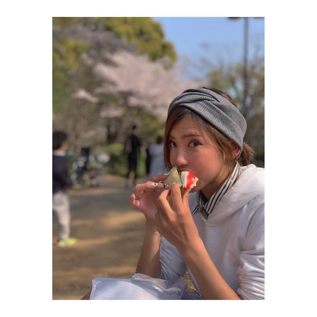 下門美春さんのインスタグラム写真 - (下門美春Instagram)「今日は神宮球場1325mで11km B-up🏃‍♀️✨ ゆうこ(@pigeta.jp)が給水してくれました☺️✨ 途中小川監督と取り巻き記者さんと遭遇して異物を見るような目で見られたのは一生忘れません🤣笑 多分あんまり見たことないスピード感だよね笑 そのあとはバッティングセンターでピッチング練習して(笑)つば九郎ピコピコ買って有沙(@arisa__ys01)と弟くんと会って、東京駅行ってディーンアンドデルーカでサンドイッチ買って皇居行って公園行ってぼーっと話して、治療行って帰宅中です🚃 充実した日。 ありがとうございまーす😊✨ 明日からまた頑張りましょうー🙋‍♀️✨ 最後2枚、練習後に見せかけて練習前🤣笑 すげー嫌そう。笑 でも選手ののぼり旗が一周ずっとあったので元気に走れた💪✨ #japan #marathon #runner #マラソン #マラソン女子 #ランニング #ランニング女子 #初 #神宮球場 トレ #瀬古ロード らしい #brooks #hyperion #stance #bliz #皇居 #花見」4月7日 20時46分 - 38shimo