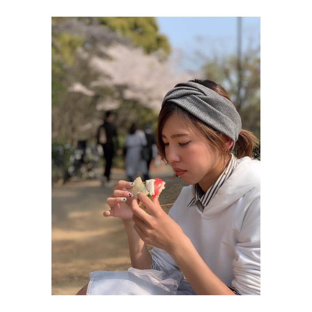 下門美春さんのインスタグラム写真 - (下門美春Instagram)「今日は神宮球場1325mで11km B-up🏃‍♀️✨ ゆうこ(@pigeta.jp)が給水してくれました☺️✨ 途中小川監督と取り巻き記者さんと遭遇して異物を見るような目で見られたのは一生忘れません🤣笑 多分あんまり見たことないスピード感だよね笑 そのあとはバッティングセンターでピッチング練習して(笑)つば九郎ピコピコ買って有沙(@arisa__ys01)と弟くんと会って、東京駅行ってディーンアンドデルーカでサンドイッチ買って皇居行って公園行ってぼーっと話して、治療行って帰宅中です🚃 充実した日。 ありがとうございまーす😊✨ 明日からまた頑張りましょうー🙋‍♀️✨ 最後2枚、練習後に見せかけて練習前🤣笑 すげー嫌そう。笑 でも選手ののぼり旗が一周ずっとあったので元気に走れた💪✨ #japan #marathon #runner #マラソン #マラソン女子 #ランニング #ランニング女子 #初 #神宮球場 トレ #瀬古ロード らしい #brooks #hyperion #stance #bliz #皇居 #花見」4月7日 20時46分 - 38shimo