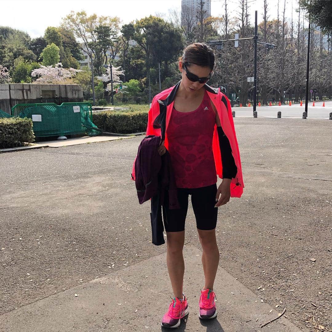 下門美春さんのインスタグラム写真 - (下門美春Instagram)「今日は神宮球場1325mで11km B-up🏃‍♀️✨ ゆうこ(@pigeta.jp)が給水してくれました☺️✨ 途中小川監督と取り巻き記者さんと遭遇して異物を見るような目で見られたのは一生忘れません🤣笑 多分あんまり見たことないスピード感だよね笑 そのあとはバッティングセンターでピッチング練習して(笑)つば九郎ピコピコ買って有沙(@arisa__ys01)と弟くんと会って、東京駅行ってディーンアンドデルーカでサンドイッチ買って皇居行って公園行ってぼーっと話して、治療行って帰宅中です🚃 充実した日。 ありがとうございまーす😊✨ 明日からまた頑張りましょうー🙋‍♀️✨ 最後2枚、練習後に見せかけて練習前🤣笑 すげー嫌そう。笑 でも選手ののぼり旗が一周ずっとあったので元気に走れた💪✨ #japan #marathon #runner #マラソン #マラソン女子 #ランニング #ランニング女子 #初 #神宮球場 トレ #瀬古ロード らしい #brooks #hyperion #stance #bliz #皇居 #花見」4月7日 20時46分 - 38shimo