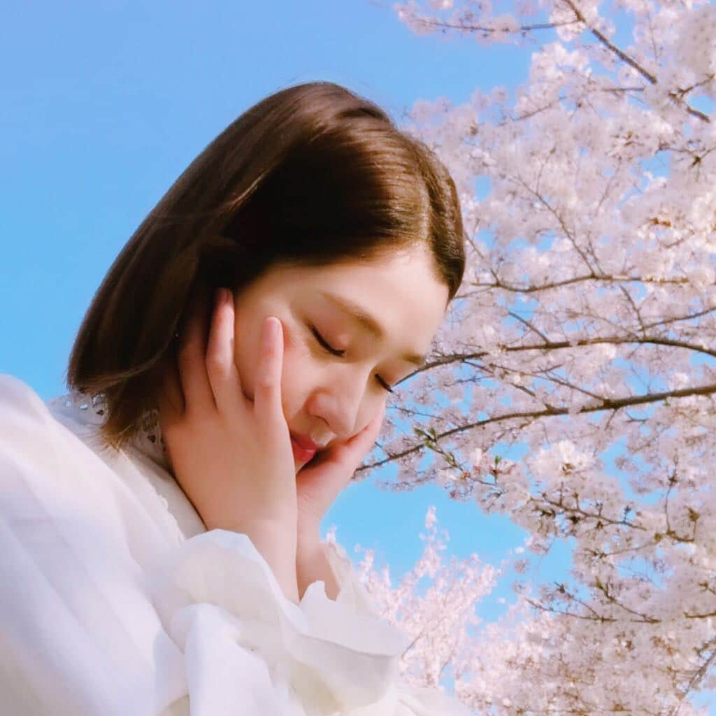 今田美奈さんのインスタグラム写真 - (今田美奈Instagram)「春終わらないで〜 桜散らないで〜🌸☁️ 春が好きすぎて、常にこんなキモチ。」4月7日 20時47分 - _minaimd.j_