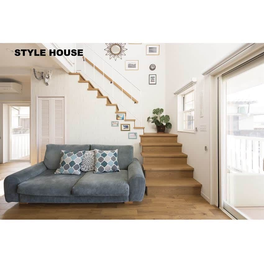 STYLE HOUSE 谷上工務店さんのインスタグラム写真 - (STYLE HOUSE 谷上工務店Instagram)「「光と風がハーモーニーを奏でる、サーファーズハウス。そろそろ夏が待ち遠しい季節になってきましたね。」 お施主様の施工写真です。その他の施工写真は、 @stylehouse_taniue  のURLからご覧いただけます。 . ぜひチェックしてみてください！ . . #stylehouse  #谷上工務店 #allagi #diy #アレジ #スタイルハウス #ナチュラルインテリア #インテリア大好き #夢のマイホーム #わが家に恋する #ライフスタイル #花博住宅展示場 #鶴見緑地公園 #カフェ好き #カフェ風インテリア #大阪 #キッチンカウンター #大阪で家を建てる #大阪の注文住宅 #大阪建築 #スーモ #注文住宅 #大阪の家 #大阪注文住宅 #戸建て住宅 #戸建て注文住宅 #吹き抜けのある家 #サーファーズハウス」4月7日 20時48分 - stylehouse_taniue