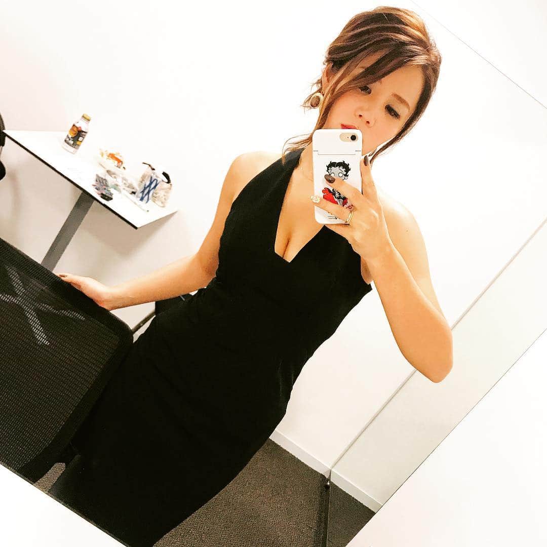 鈴木涼美さんのインスタグラム写真 - (鈴木涼美Instagram)「黒のミニドレスは最も万能な服と思ってるので、安いのから高いのまで大量に持ってる（サイズの問題で今着られないのも何着もあるけど涙）。 今日はちょい高めの。でも評判悪かった。 それにしても私、時代遅れに日焼けしてるなぁ。田中律子さん目指そうかな。 #littleblackdress #blackdress #versace  #リトルブラックドレス #suntan #tanning #dresses #versacedress #ヴェルサーチ #sexydresses」4月7日 20時48分 - suzumisuzuki
