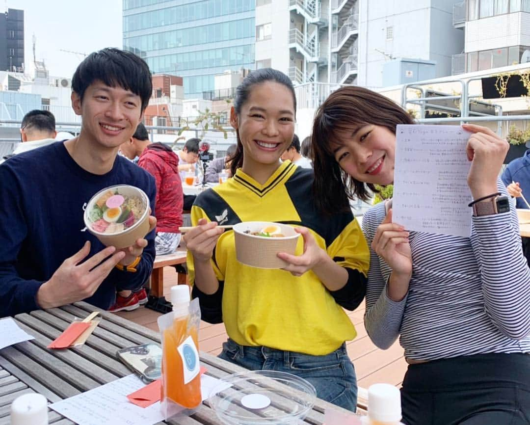 池田莉子さんのインスタグラム写真 - (池田莉子Instagram)「〜春の男前ヨガ〜🤴﻿ 20度越えの、朝活日和なお天気にも恵まれ﻿ 満員御礼、無事終える事が出来ました🌸﻿ ヨガ初心者の方や普段スポーツをあまりしない、﻿ という方が半分以上でした😚﻿ ﻿ ヨガをする前と後の感覚の違いをバッチリ実感して﻿ 頂けたみたいで良かったです。﻿ 朝から体幹や腹筋がつきやすい男前メニューの﻿ ヨガをして、美菜屋の美味しい﻿ 男前弁当を屋上で食べて最高の朝になりました☀️﻿ ﻿ 貴重な日曜日の朝にご参加頂いた皆さま！﻿ 本当に有難うございました。﻿ 今日のイベントで皆さんがさらに男前な春を過ごして﻿ いけますように✨﻿ ﻿ 今回ご参加頂けなかった方もまた次回お待ちしています﻿ 来月は新宿高島屋と、虎ノ門ヒルズの外ヨガイベント👍﻿ 外ヨガシーズンだ〜〜！！﻿ ﻿ ﻿ #yoga #mensyoga #morningyoga #spring ﻿ #男前ヨガ #メンズヨガ #朝活 #美菜屋 #お弁当﻿ #ユーチューバー #自撮りマン﻿ #食と運動」4月7日 20時48分 - ricoikeda