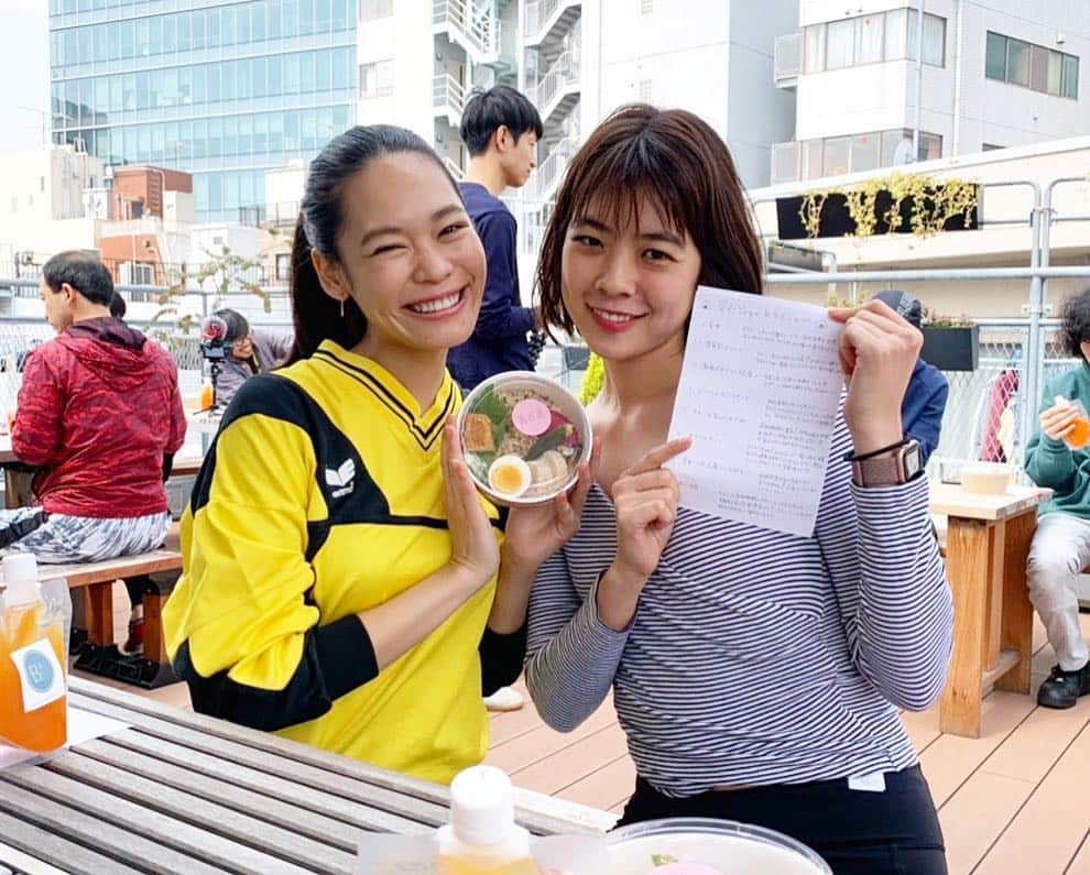 池田莉子さんのインスタグラム写真 - (池田莉子Instagram)「〜春の男前ヨガ〜🤴﻿ 20度越えの、朝活日和なお天気にも恵まれ﻿ 満員御礼、無事終える事が出来ました🌸﻿ ヨガ初心者の方や普段スポーツをあまりしない、﻿ という方が半分以上でした😚﻿ ﻿ ヨガをする前と後の感覚の違いをバッチリ実感して﻿ 頂けたみたいで良かったです。﻿ 朝から体幹や腹筋がつきやすい男前メニューの﻿ ヨガをして、美菜屋の美味しい﻿ 男前弁当を屋上で食べて最高の朝になりました☀️﻿ ﻿ 貴重な日曜日の朝にご参加頂いた皆さま！﻿ 本当に有難うございました。﻿ 今日のイベントで皆さんがさらに男前な春を過ごして﻿ いけますように✨﻿ ﻿ 今回ご参加頂けなかった方もまた次回お待ちしています﻿ 来月は新宿高島屋と、虎ノ門ヒルズの外ヨガイベント👍﻿ 外ヨガシーズンだ〜〜！！﻿ ﻿ ﻿ #yoga #mensyoga #morningyoga #spring ﻿ #男前ヨガ #メンズヨガ #朝活 #美菜屋 #お弁当﻿ #ユーチューバー #自撮りマン﻿ #食と運動」4月7日 20時48分 - ricoikeda