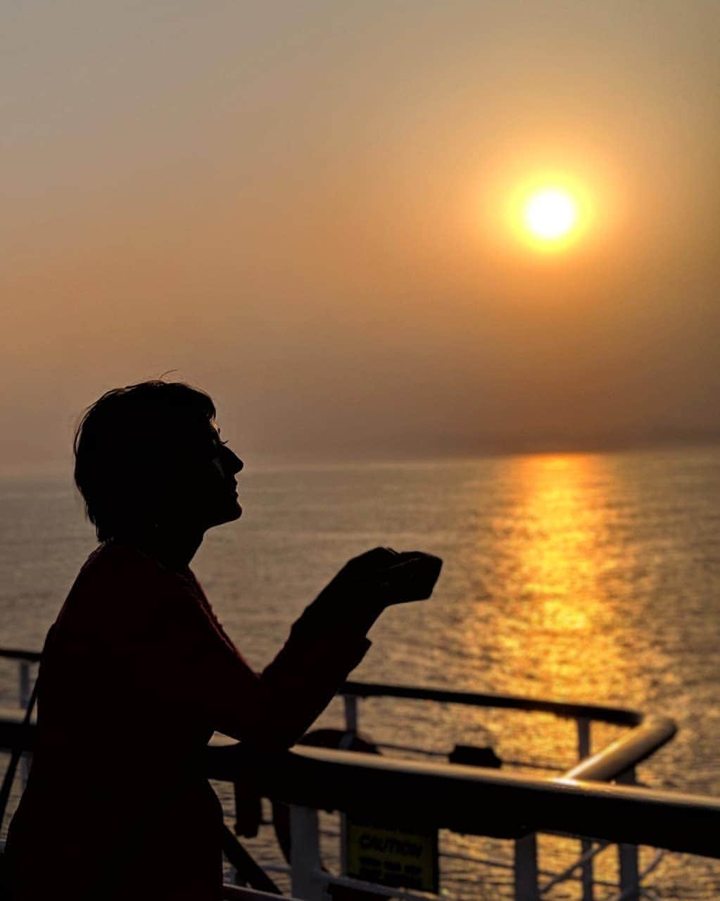 芳美リンさんのインスタグラム写真 - (芳美リンInstagram)「たまには、#シルエット撮影  #船旅　満喫中⛵♥ 一人で遊んでいたら、おじ様が撮ってあげるよ。と声をかけてくれた☺ #一期一会　感がいいね。いいね。 #ピースボート  #peaceboat #pbgramer #第三期船上インスタグラマー @peaceboat.cruise  #スイスデリスアンバサダーファイナリスト 引き続き、いいね投票、よろしくお願いいたします♥  公式アカウント　 @swissdelice_jp  にある、私の写真に “いいね”をお願いいたします☺  Please press like to my Pic at  @swissdelice_jp  So l can be a Swissdelice ambassador. I would like to learn and share Swiss culture through Outdoor☺  #船 #旅したくなるフォト#旅行 #travelstagram #旅人 #lynn_trip #旅 #travelme #travel #trip #traveler #トラベラー  #旅好きな人と繋がりたい#海好きな人と繋がりたい」4月7日 20時49分 - lynn.lynn5
