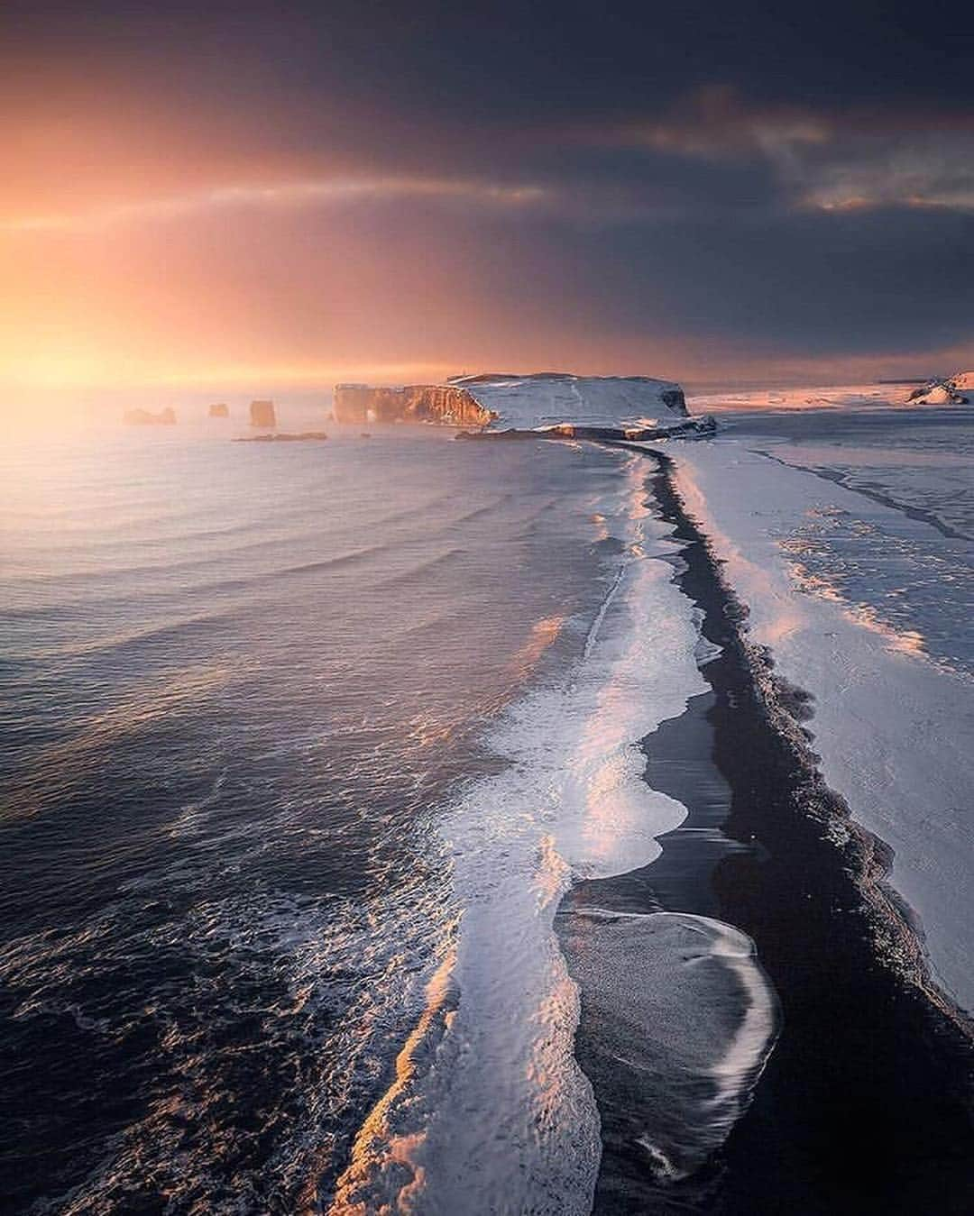 Canon Photographyさんのインスタグラム写真 - (Canon PhotographyInstagram)「Some beautiful images of Iceland! It’s such a magnificent country and the diversity of landscape makes it a photographers dream!  Photography | @arnarkristjans_photography  #canon_photos #blacksandbeach #iceland #icelandscape #visiticeland #sunsetlovers」4月7日 20時52分 - cpcollectives