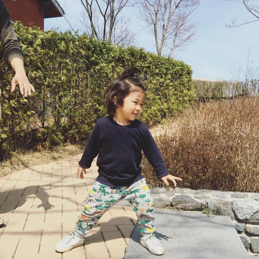 高木りなさんのインスタグラム写真 - (高木りなInstagram)「今日は天気が良かったのでアウトレットへ。息子が楽しめる遊具や乗り物もあるので息子は大興奮🚂🎠✨ お陰でショッピングは一切させてもらえませんでした🤪 오늘 날씨가 너무 좋아서 아기도 놓게 많은 여주아웃렛으로! 기분이 좋았는지 너무 재밌게 실컷 놀았는데... 덕분에 쇼핑할 시간은 거의 제로..🤪 ... ... #일요일 #가족 #아들맘 #육아맘 #육아일기 #엄마와아들 #작은남친 #日曜日 #家族 #男の子ママ #育児日記 #育児記録 #小さな彼氏 #韓国 #韓国生活 #momlife #motherandson #motherhood #boy #korea」4月7日 20時59分 - rinasvoyage