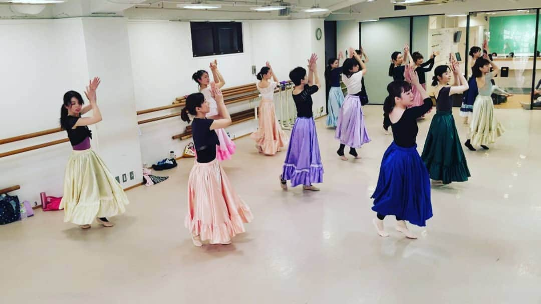 風花舞さんのインスタグラム写真 - (風花舞Instagram)「Chacott(日)ダンスplus、本日も終了しました。ご参加くださった皆さん、ありがとうございました。  なんと今回は、私が歌っていた歌で踊っていただくという… もとの曲のテンポが速くて、今日は1回目のレッスンだったので、CDプレイヤー上で少しテンポを遅くしていますので、実際より低い声(音程)になっていますが💦当時は娘役トップが低い地声で歌うのは珍しく😅私は楽しかったけど😁 少し小芝居を入れながら踊っていただくようにしています。  動画2本、IGTVに載せています。1本目、頭いきなり入っててすみません💦(投稿ページの動画プレビューは数日で削除しますが、IGTVには動画はずっと掲載されています)  来週は最後まで進んで頭からおさらいです。今日は時間が足りなくて、半分ずつに分けてわたしが一緒に踊ることができなかったので、来週は一緒に踊れたらいいなと思っています。 お問い合わせ・ご予約はChacott渋谷スタジオまで☎️ #Chacott#渋谷スタジオ#毎週#日曜日#ダンスplus#宝塚#ミュージカル#シアターダンス#ダンス#レッスン#クラス#dance#lesson#class#動画#IGTV#フレアーロングスカート」4月7日 20時59分 - kazahanamai_official