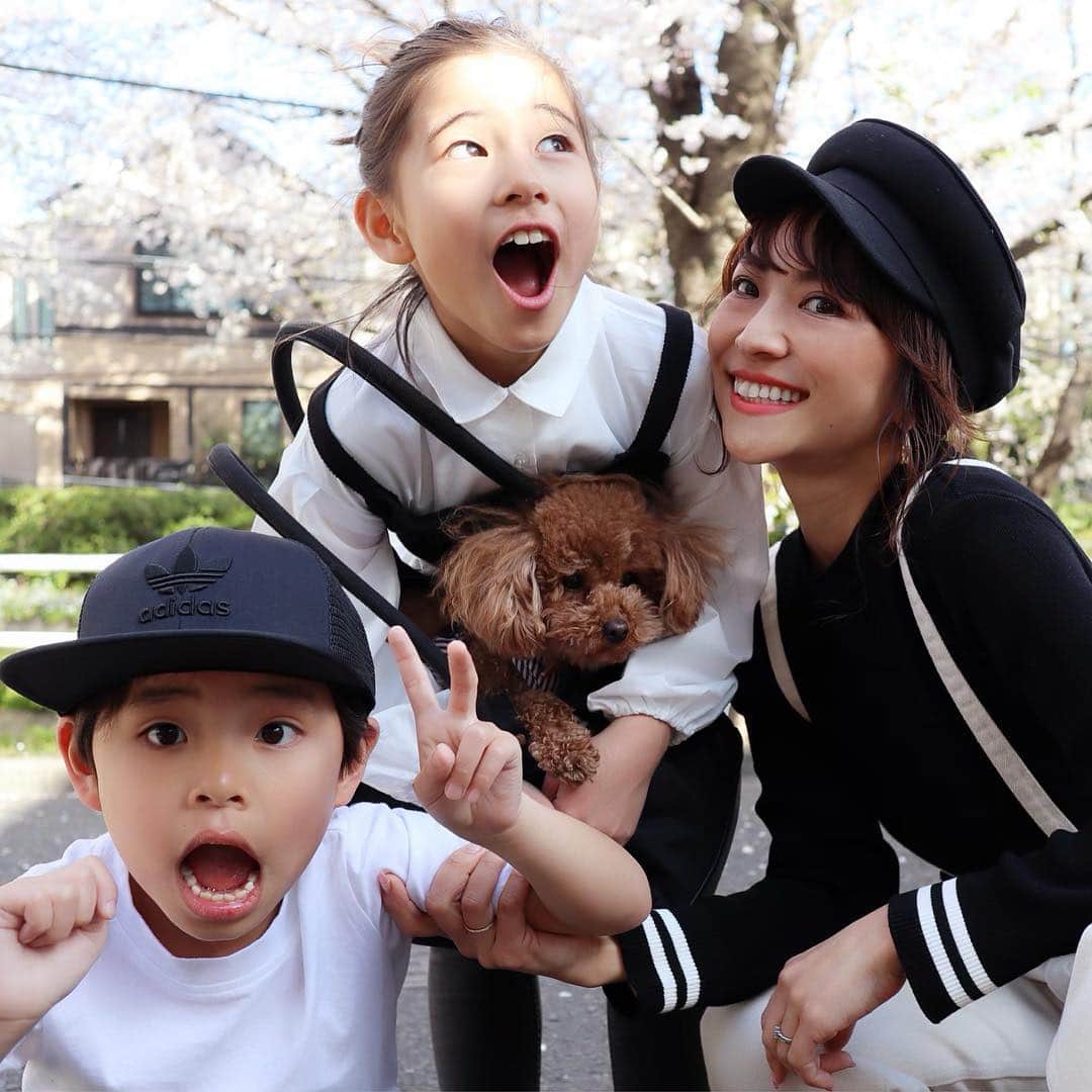 二宮こずえさんのインスタグラム写真 - (二宮こずえInstagram)「. . 新たな始まりの季節 サクラサク4月 . 娘は4年生に 息子は2年生に 2人とも一学年上がったことへの ワクワクとドキドキ これからの毎日 どんなことが起きるのか あたしも楽しみだ . 4年生といえば いよいよ高学年の仲間入り たくさんのことに挑戦し きちんと自分に責任を持ち そして何事も楽しんでほしい 9歳の壁よ、いつでもこい！！ . 息子は学校生活にも慣れ 初めての下級生ができる 少しだけお兄さんに 幼児期から児童期への 大切な時期だよね 毎日よく観察し 小さな小さな変化に 気づいてあげよう . そしてプラスの言葉の シャワーを浴びせるの 大丈夫大丈夫 あなたならできる わからなかったら 一緒に考えよう どんなことでも 一緒にやってみよう . 子どもをホッとさせる 魔法の言葉は 不安が薄らぎ 自信につながる . あたしがまずすることは 日々成長する子どもたちを 毎日きちんと見守ること 口出しする前に 聞くこと 待つこと ゆとりを持つこと 信じること . 途中で話を止めたり 途中で勝手に話をまとめたりせず 子どもたちの話に 最後までじっくりゆっくり 耳をかたむけること こちらは準備万端です . . ※4枚目の写真は1年前同じ場所で . .」4月7日 21時00分 - cozue_n