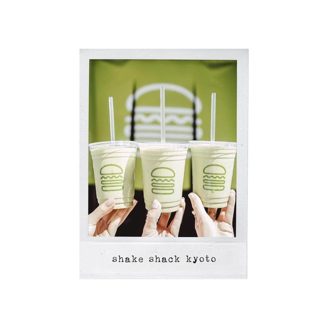 Yukicoさんのインスタグラム写真 - (YukicoInstagram)「‥ 日本初となる 「SHAKE SHACK 」𓏴「伊藤久右衛門」コラボメニュー シェイクシャックのバニラシェイクと 伊藤久右衛門の上質な宇治抹茶のみをブレンド✧︎* オーダーが入ってから 丁寧に一杯ずつ作り上げ 提供されます♡ 伝えきれない美味しさ‥ 京都四条烏丸店でしか味わえません 感動の宇治抹茶シェイクは 私のイチオシです👍🏻👍🏻👍🏻 ‥‥‥‥‥‥‥‥‥‥‥‥‥‥‥‥‥‥‥‥‥‥‥‥‥‥‥‥‥‥‥‥‥‥ #gatheringlikethese#handsinframe#foodandflatlay#cups_are_love#vscofood#beautifulcuisine#hamburger#frenchfry#kyotolunch#kyotosweets#shakeshackchayamachi#shakeshackjpn#shakeshack#cheesefries#shackstack#matchaholic#greenteacream#コンクリート#シャックスタック#京都ランチ#京都カフェ#京都グルメ#京都スイーツ#伊藤久右衛門#抹茶好き#シェイクシャック京都四条烏丸#宇治抹茶シェイク」4月7日 21時00分 - yukicolifecom