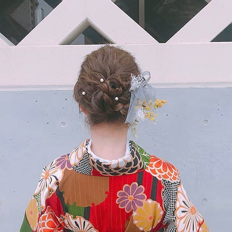 ふりそでMODE weddingboxさんのインスタグラム写真 - (ふりそでMODE weddingboxInstagram)「#袴ヘアアレンジ 💐 ﻿ 一生に一度の卒業式。﻿ ﻿ #ふりそでmode の袴を着て卒業式を迎えた子達の﻿ 素敵なヘアアレンジをピックアップ♡﻿ ﻿ リボンを使ったアレンジがとってもキュート🎀﻿ ﻿ Thanks to﻿ @uu.13r.abc﻿  ハッシュタグ#ふりそでmode をつけるか、@furisodemode でタグ付けしてね。素敵な写真は紹介されるかも♡﻿ ﻿ #ふりそでmode#振袖mode#振袖#振袖ヘア#振袖ヘアアレンジ#成人式#卒業式#袴#袴ヘア#卒業式ヘアアレンジ#前撮りヘア#前撮り#振袖前撮り#成人式前撮り#成人式ヘアセット#成人式ヘア#袴ヘアアレンジ#卒業式袴#ドライフラワー髪飾り#生花ヘアアレンジ#かすみ草ヘア#instagood#instalike#おしゃれさんと繋がりたい#卒業式ネイル#振袖ネイル#成人式ネイル#フリジョ」4月7日 21時00分 - furisodemode