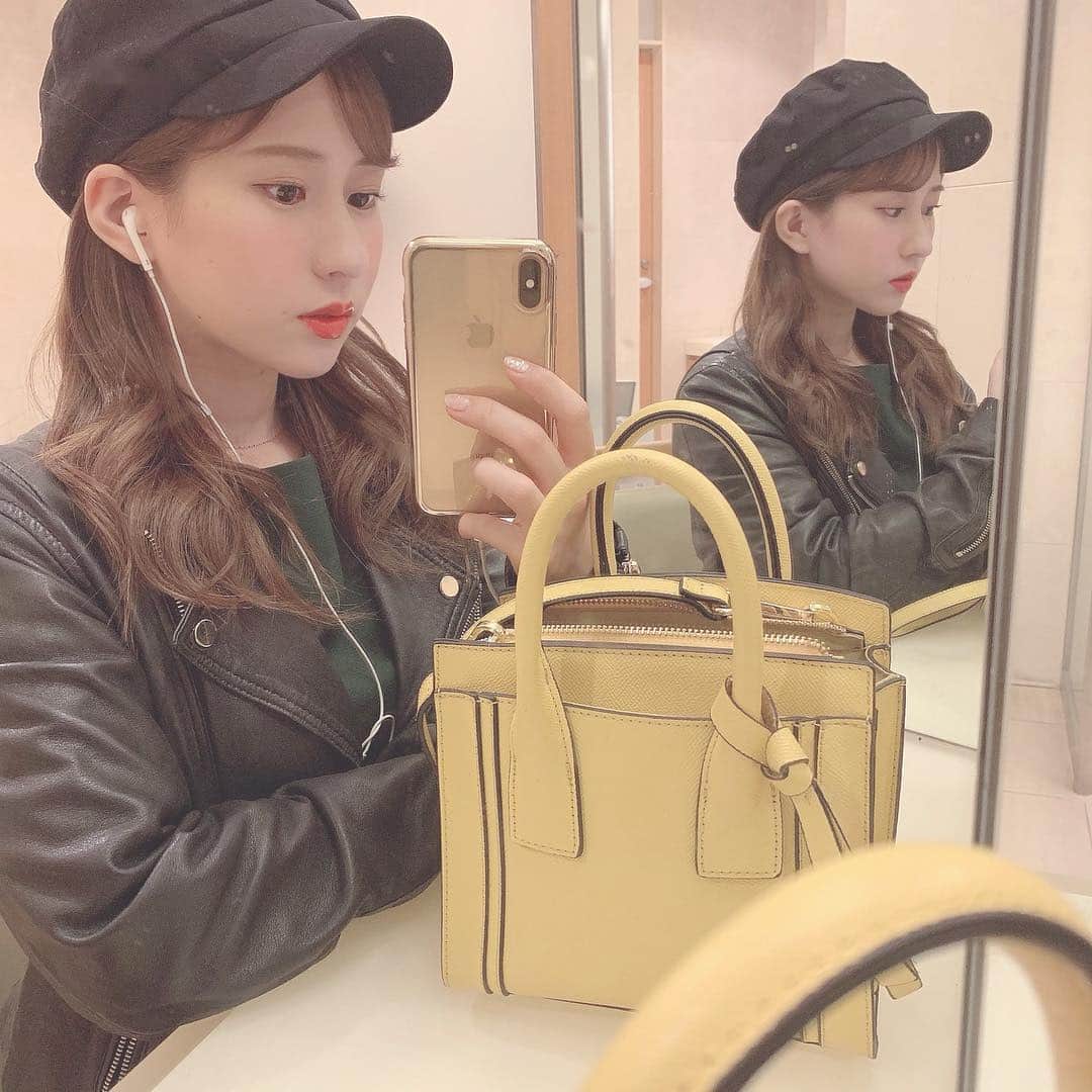 鏑木梨奈のインスタグラム：「. . この間展示会で頼んでいた バッグが届いて愛用してます♡ . @jewelnarose_official . 差し色にもいいし春っぽくてお気に入り♡ . . #me #148cm #jewelnarose  #bag #newin #てゆうか鏡汚いね」